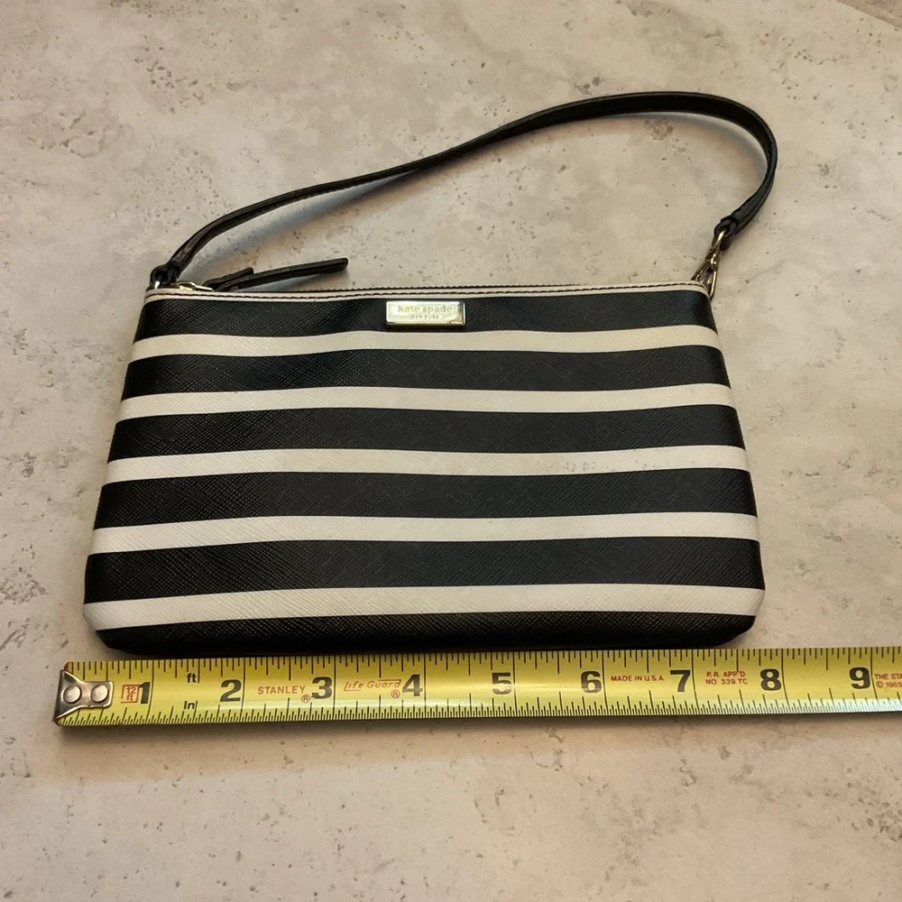 Kate Spade New York Dawn Sailing Stripe clutch/wristlet black and white